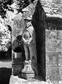 Statue (petite nature) : saint Adrien, ancienne chapelle Saint-Adrien, actuellement monument commémoratif, et sa croix (Le Saint)