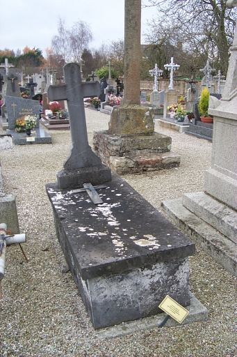 Tombeau de prêtre, cimetière, rue de Fougères (Ercé-près-Liffré)