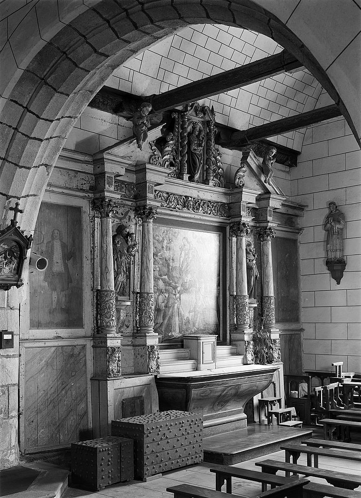 Autel, retable, tabernacle, gradins d'autel (2), lambris de hauteur (2), (autel secondaire, autel tombeau, retable architecturé) : du Rosaire, église paroissiale Saint-Pierre, Saint-Paul (Neulliac)