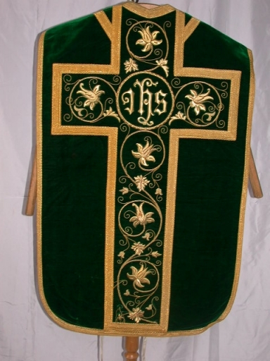 Ornement vert 2 : chasuble, étole, voile de calice, manipule et bourse de corporal
