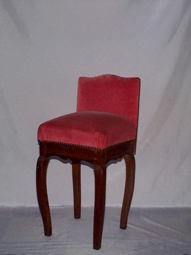 Ensemble d'une chaise de célébrant et 2 tabourets d'église