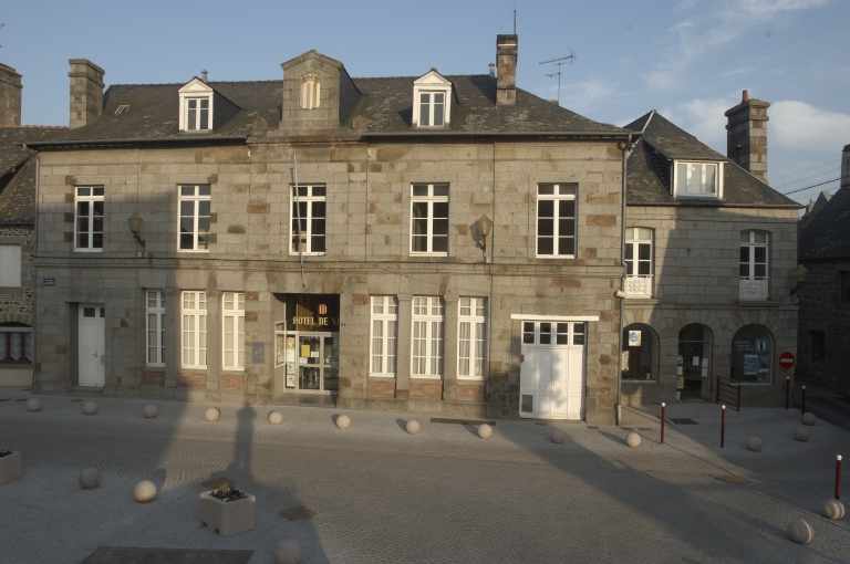 Mairie et halle ancienne, 7 place du Général de Gaulle (Saint-Brice-en-Coglès fusionnée en Maen Roch en 2017)