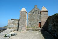 Porte commandant l'accès à la cale primitive et à la grève situées sous le "fort de l'île aux Moines" (Perros-Guirec)