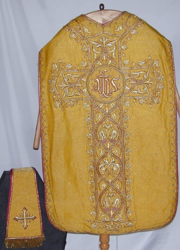 Ornement doré 5 : chasuble, étole