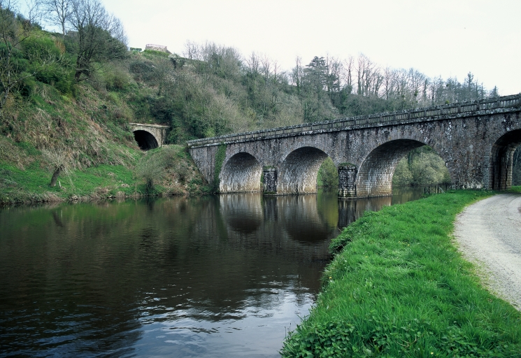 Pont de chemin de fer de Gueltas, entre Gueltas et Saint-Nicolas-des Eaux (Pluméliau fusionnée en Pluméliau-Bieuzy en 2019)