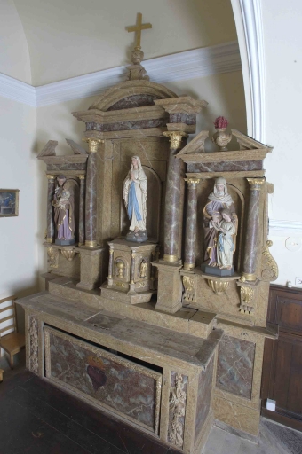 Ensemble de l'autel du Sacré Coeur : autel, tabernacle, 2 gradins d'autel, retable, degré d'autel