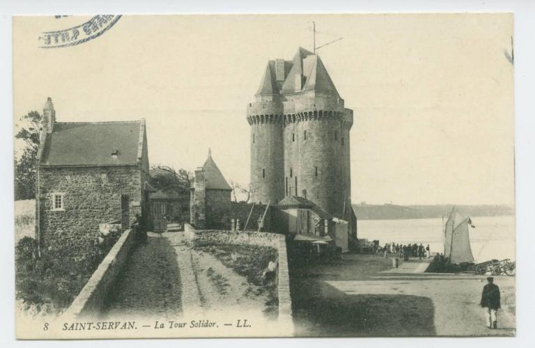 Vue de la tour Solidor depuis le nord-est : châtelet d'entrée et corps de garde implantés dans la basse-cour, carte postale (LL)