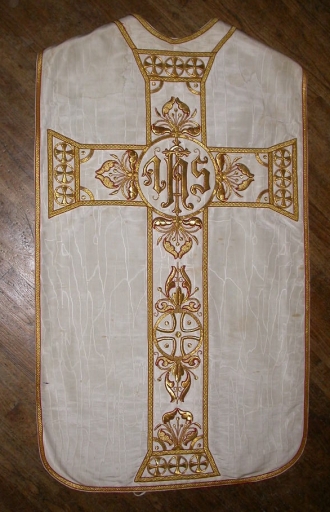 Ornement blanc 1 : chasuble et voile de calice