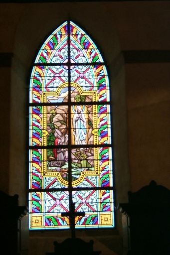 Verrière à personnages de la baie 9 : Apparition de la Vierge à sainte Bernadette