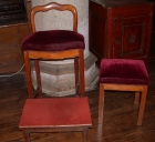 Siège de célébrant et paire de tabourets d'église