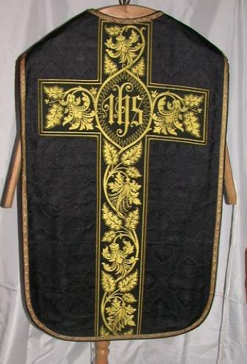 Ornement noir : chasuble, étole, manipule, voile de calice