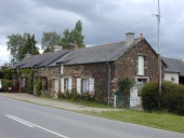 Alignement de trois maisons, le Pas Mainguy (Plélan-le-Grand)