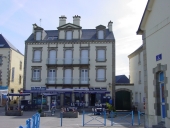 Immeuble, place des Thoniers ; ruelle des Quais (Etel)