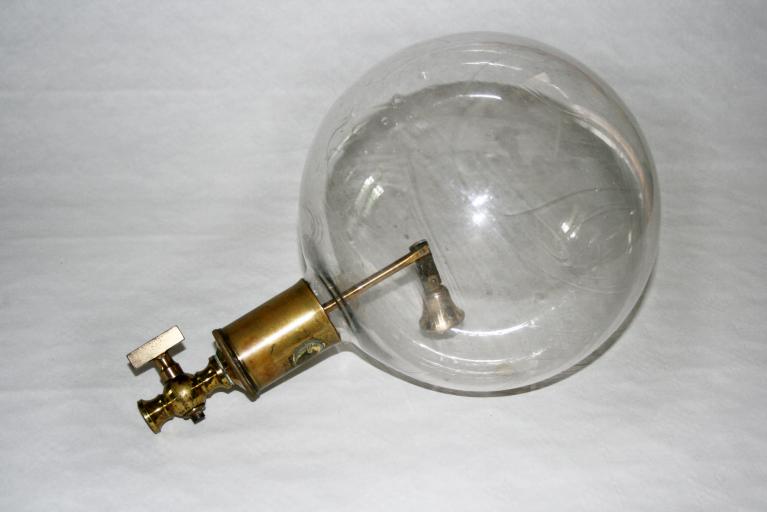 Présentation de la collection d'instruments scientifiques du lycée Émile Zola, Avenue Jean Janvier (Rennes)