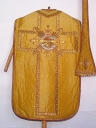 Ornement doré : chasuble, étole, chape, bourse de corporal, voile de calice