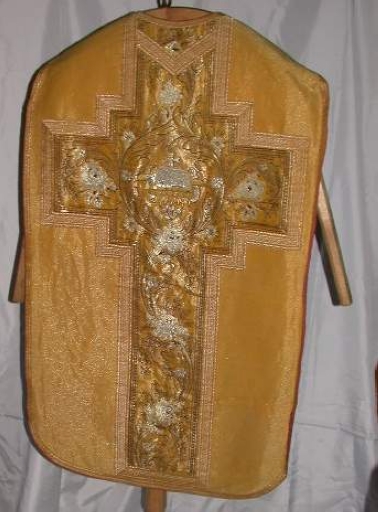 Ornement doré 2 : chasuble, manipule, voile de calice