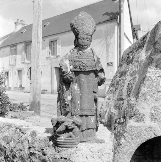 Statue (petite nature, d'applique) : saint Nicolas, rue de la Fontaine (Plomodiern)