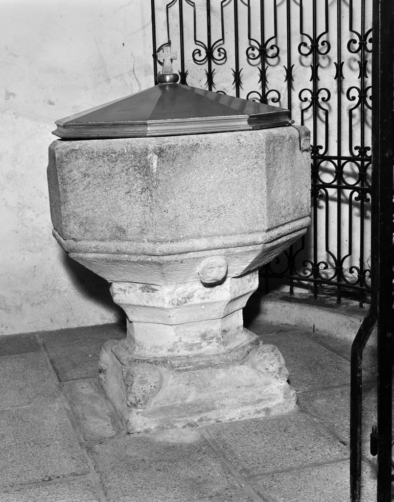 Fonts baptismaux, abbaye de bénédictins Saint-Gildas, de bénédictins de la congrégation de Saint-Maur, de soeurs de la charité de Saint-Louis (Saint-Gildas-de-Rhuys)