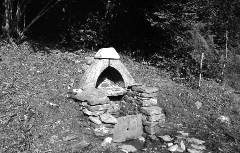 Fontaine de dévotion, le Pouley (Châteauneuf-du-Faou)