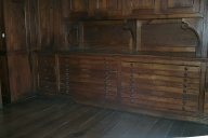 Ensemble des meubles de la sacristie : chasublier, 12 armoires