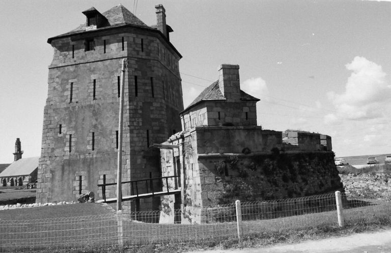 Tour Vauban : tour et batterie basse semi-circulaire, le Sillon, Anse de Camaret (Camaret-sur-Mer)
