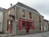 Maison à boutique, 8 place de la Mairie (Hédé)