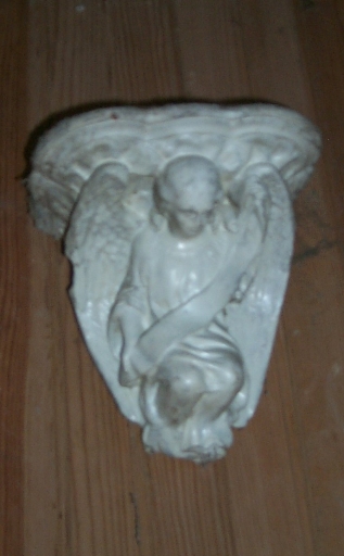 Culot : Ange portant un phylactère