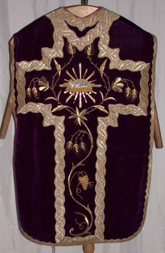 Ornement violet 1 : chasuble, bourse de corporal, étole, manipule, voile de calice