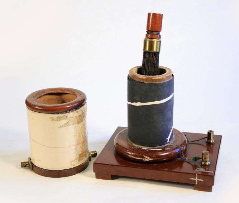 Présentation de la collection d'instruments scientifiques du lycée Émile Zola, Avenue Jean Janvier (Rennes)