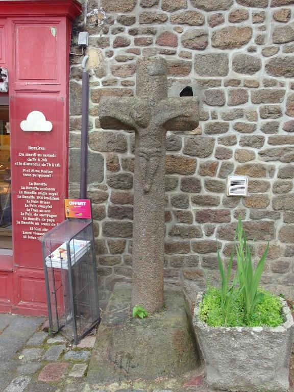 Croix Saint-Jean, rue des Forges (Hédé fusionnée avec Bazouges-sous-Hédé pour former la commune de Hédé-Bazouges en 2009)