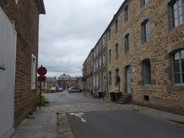 Place de la Mairie (Hédé fusionnée avec Bazouges-sous-Hédé pour former la commune de Hédé-Bazouges en 2009)
