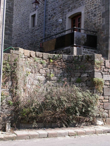 Fontaine, rue de la Barrière (Hédé)