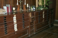 Ensemble de meubles de sacristie : chasublier, 4 armoires de sacristie, lambris de hauteur, confessionnal