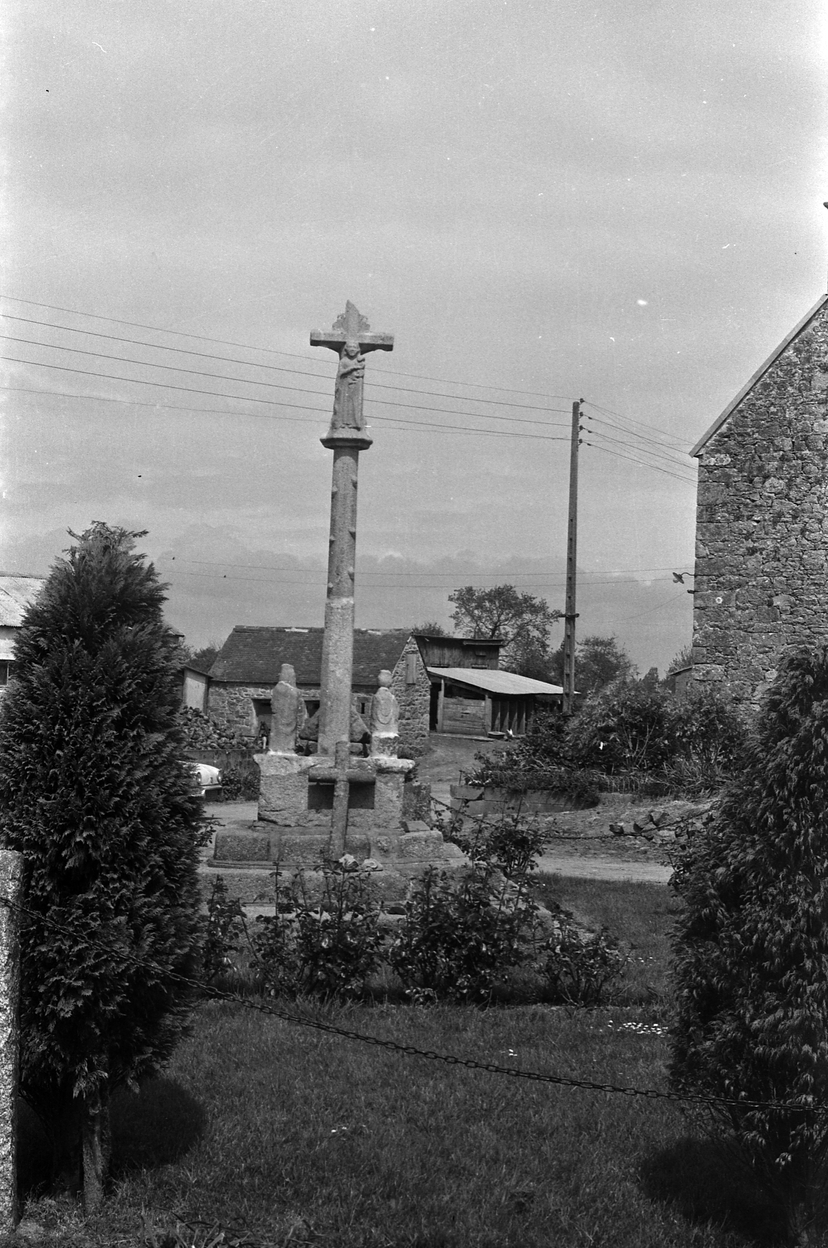 Croix Monumentale, le Quinquis  (Bégard)