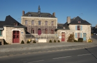 Mairie et gare sur la commune de Rannée