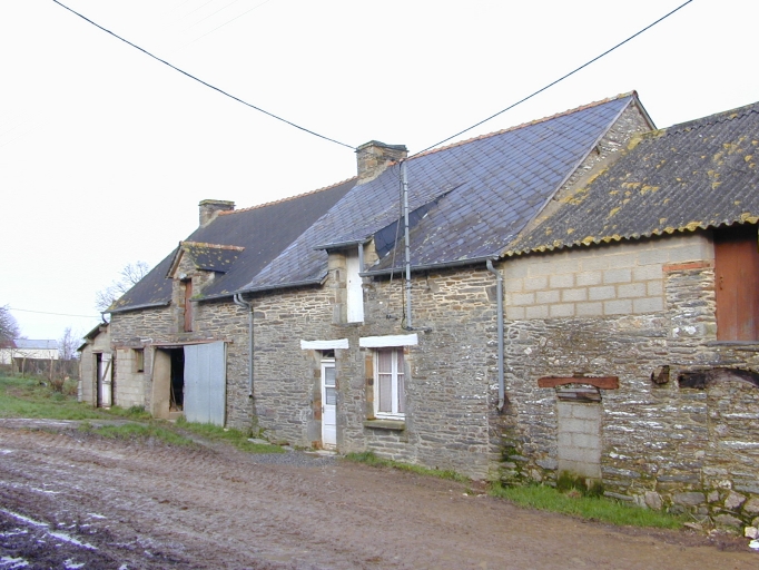 Alignement de trois maisons, la Guérinais (Pipriac)