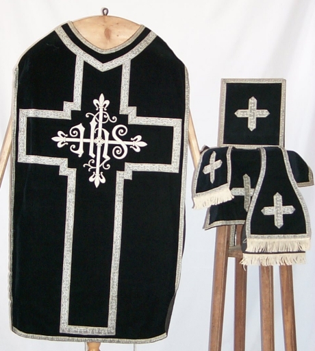 Ornement noir 1 : chasuble, bourse de corporal, étole, manipule, voile de calice