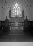 Autel, retable, tabernacle, exposition (maître-autel, retable architecturé à niche), style néo-gothique, église paroissiale Notre-Dame (Montreuil-des-Landes)