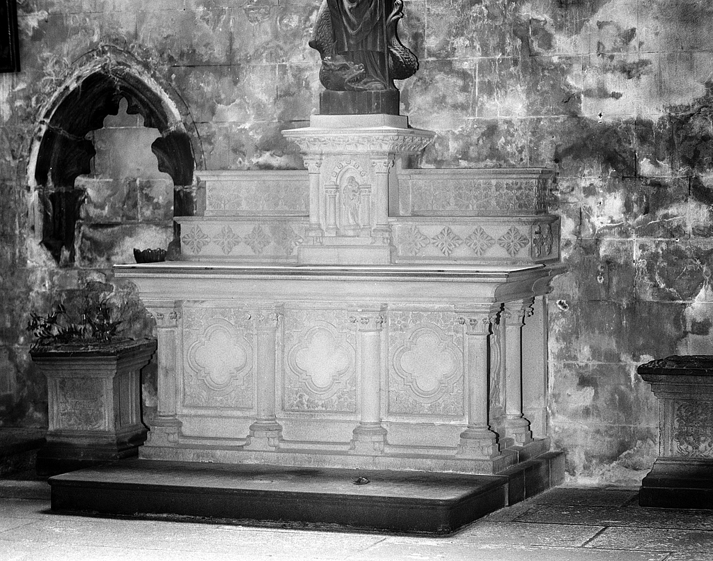 Autel, tabernacle, gradins d'autel (2) (autel secondaire, autel tombeau) : de saint Joseph, style néo-roman, chapelle Notre-Dame-du-Kreisker (Saint-Pol-de-Léon)