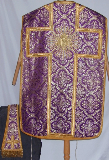Ornement violet 3 : chasuble, étole
