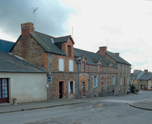 Alignement de maisons, rue de la Fontaine (Lieuron)