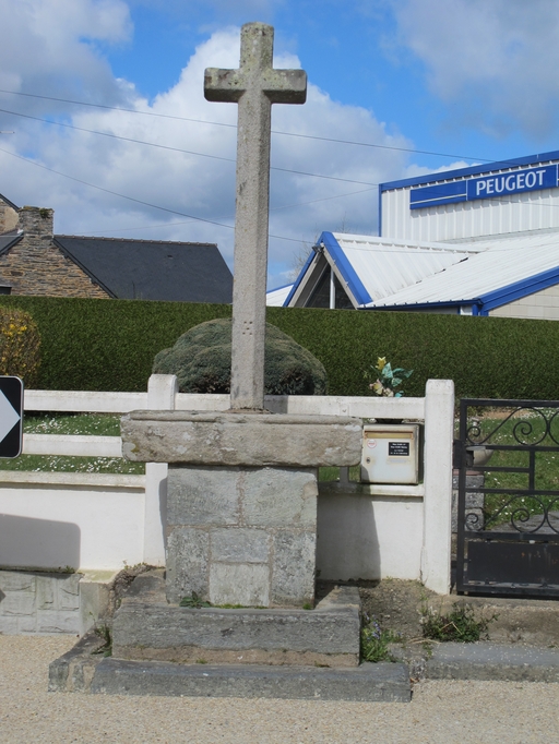 Croix de chemin, dite Croix de la Vigne, avenue de la Libération (Saint-Martin-sur-Oust)