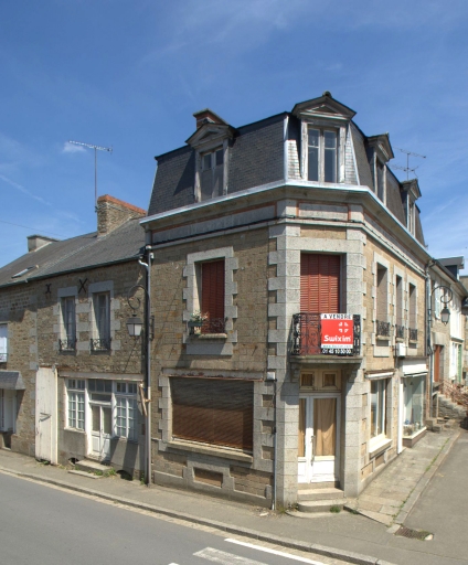Maison à boutique, 1 place de la République (Saint-Georges-de-Reintembault)