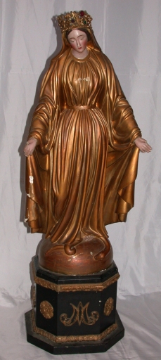 Statue couronnée sur socle : Immaculée Conception