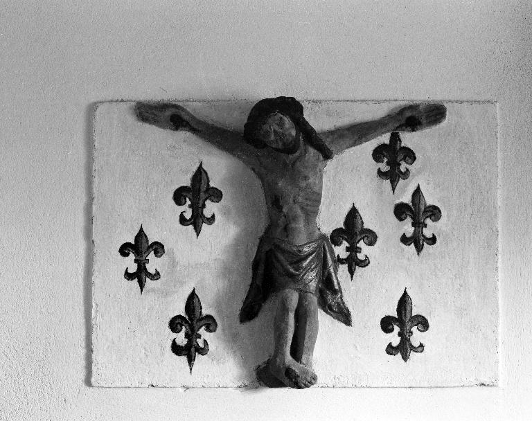 Haut-relief : Christ en croix, ancien prieuré de Lochrist an Izelvet (Plounévez-Lochrist)