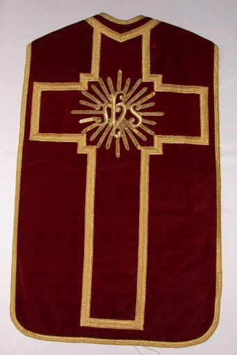 Ornement rouge 2 : chasuble, bourse de corporal, étole, manipule, voile de calice