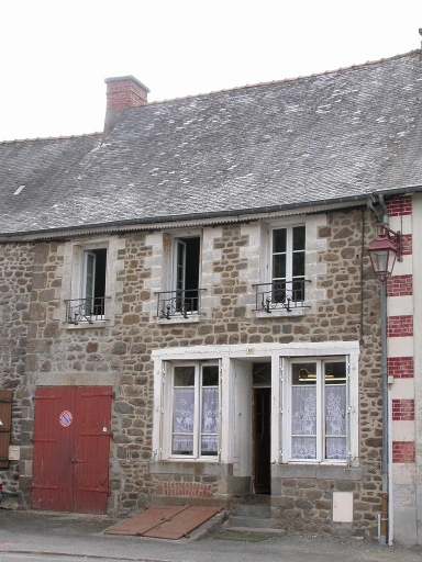 Maison à boutique, 16 place de l'église (Hédé fusionnée avec Bazouges-sous-Hédé pour former la commune de Hédé-Bazouges en 2009)