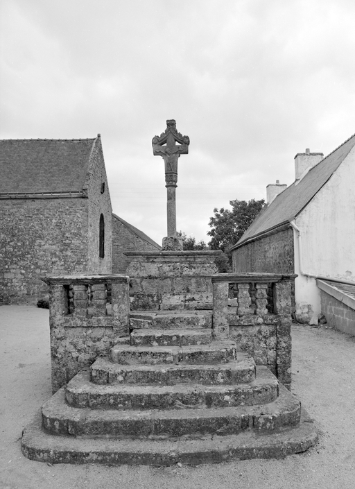 Croix monumentale, enclos de l'église paroissiale (Meucon)