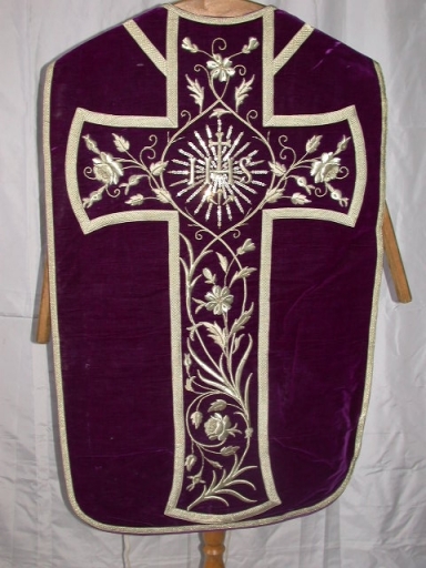 Ornement violet 1 : chasuble, étole, voile de calice, manipule et bourse de corporal