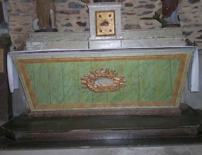 Ensemble du maître-autel 2 : autel, tabernacle, 2 degrés d'autel, 2 gradins d'autel, 4 luminaires d'applique d'église